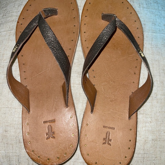 FRYE leather flip flops. Bronze size 8 NWOT - Picture 2 of 4